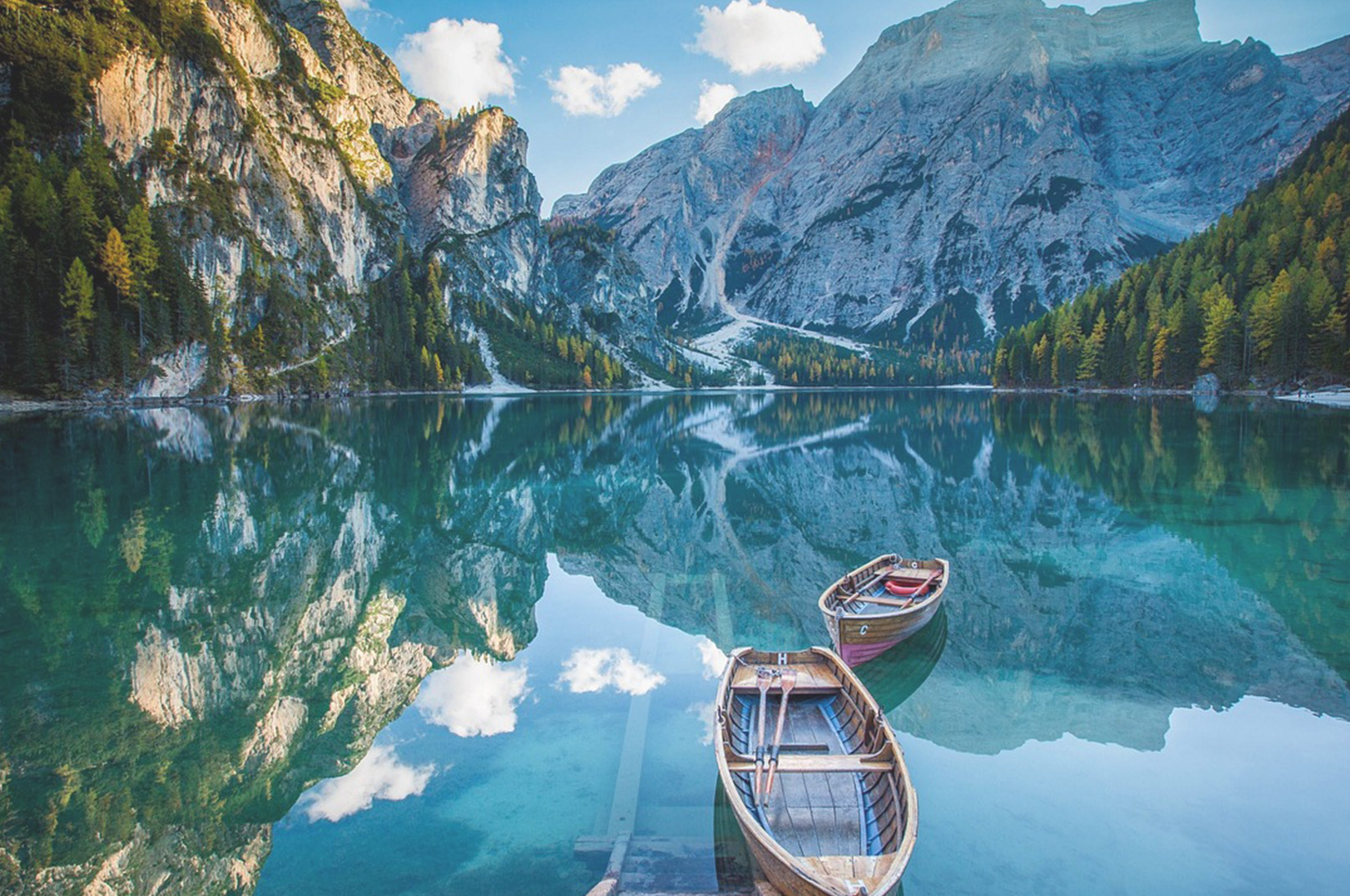 Gorsko jezero z lesenimi čolni. Harmonija med človekom in naravo